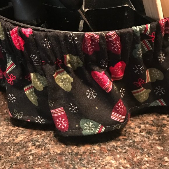 Handmade skirt for the Pampered Chef Tool Turnabout - Holiday Mittens Pattern - Picture 2 of 4